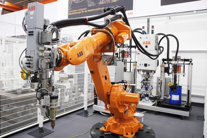 ربات صنعتی شرکت abb در انواع زمینه‌ها کاربرد دارد.