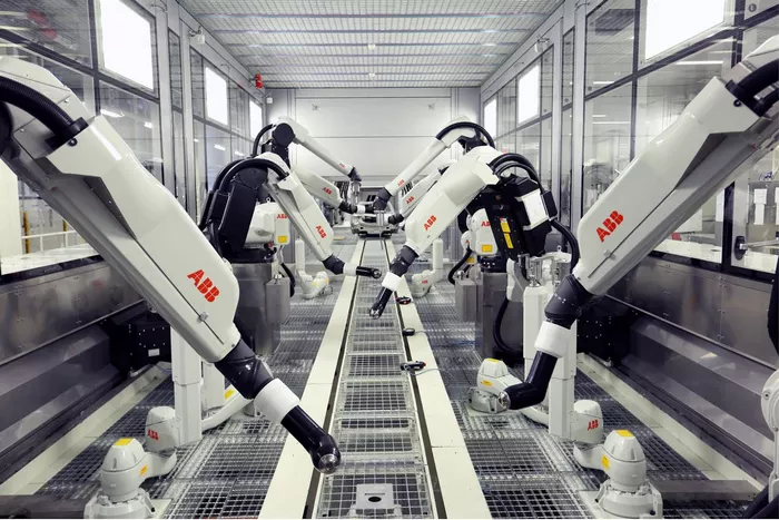 پیشرفت صنایع با حضور ربات‌ها، قابل چشم‌پوشی نیست.