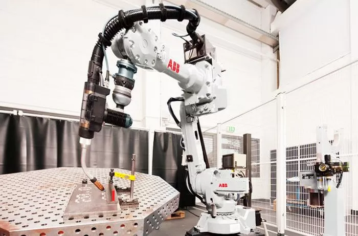 انواع ربات صنعتی شرکت abb به دلیل طراحی ظریف، قابل استفاده در مکان‌های کوچک نیز هستند.
