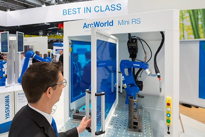 ArcWorld Mini RS; a robotic cell with a Motoman AR900
