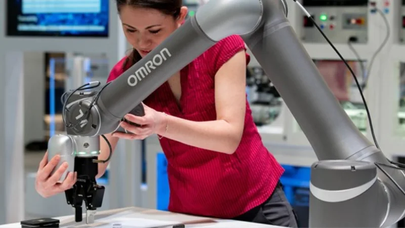 Difference Between an Industrial Robot and a Cobot